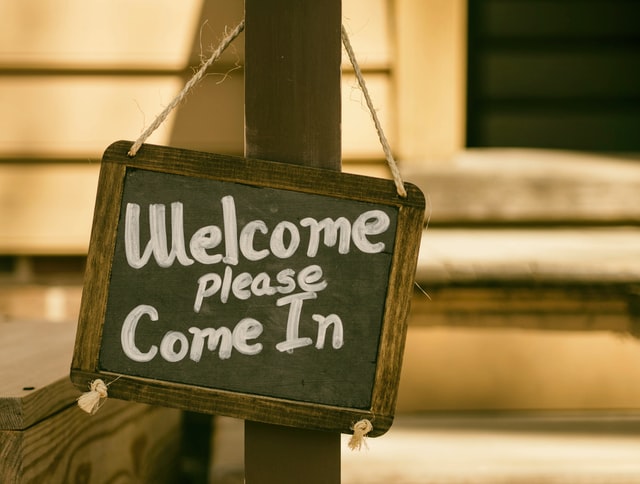 Blackboard sign saying 'Welcome, please come in'