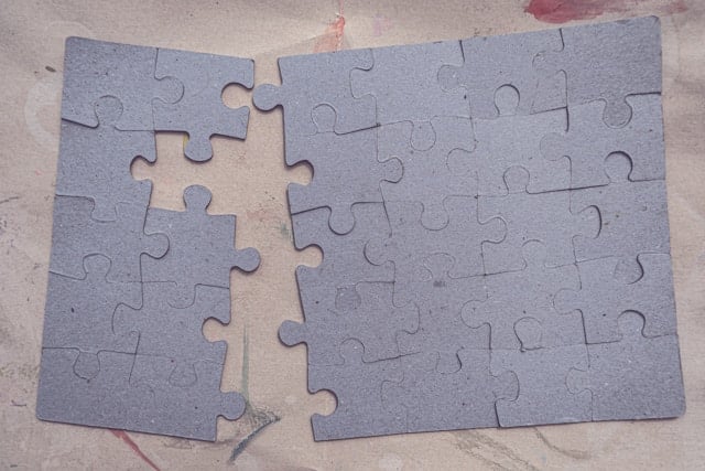 A picture of a puzzle all grey being split in half 
